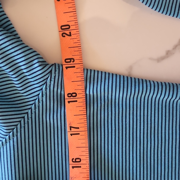 Under Armour Turquoise Small Petite Long Sleeves Athletic Heat Gear Top - Picture 8 of 9